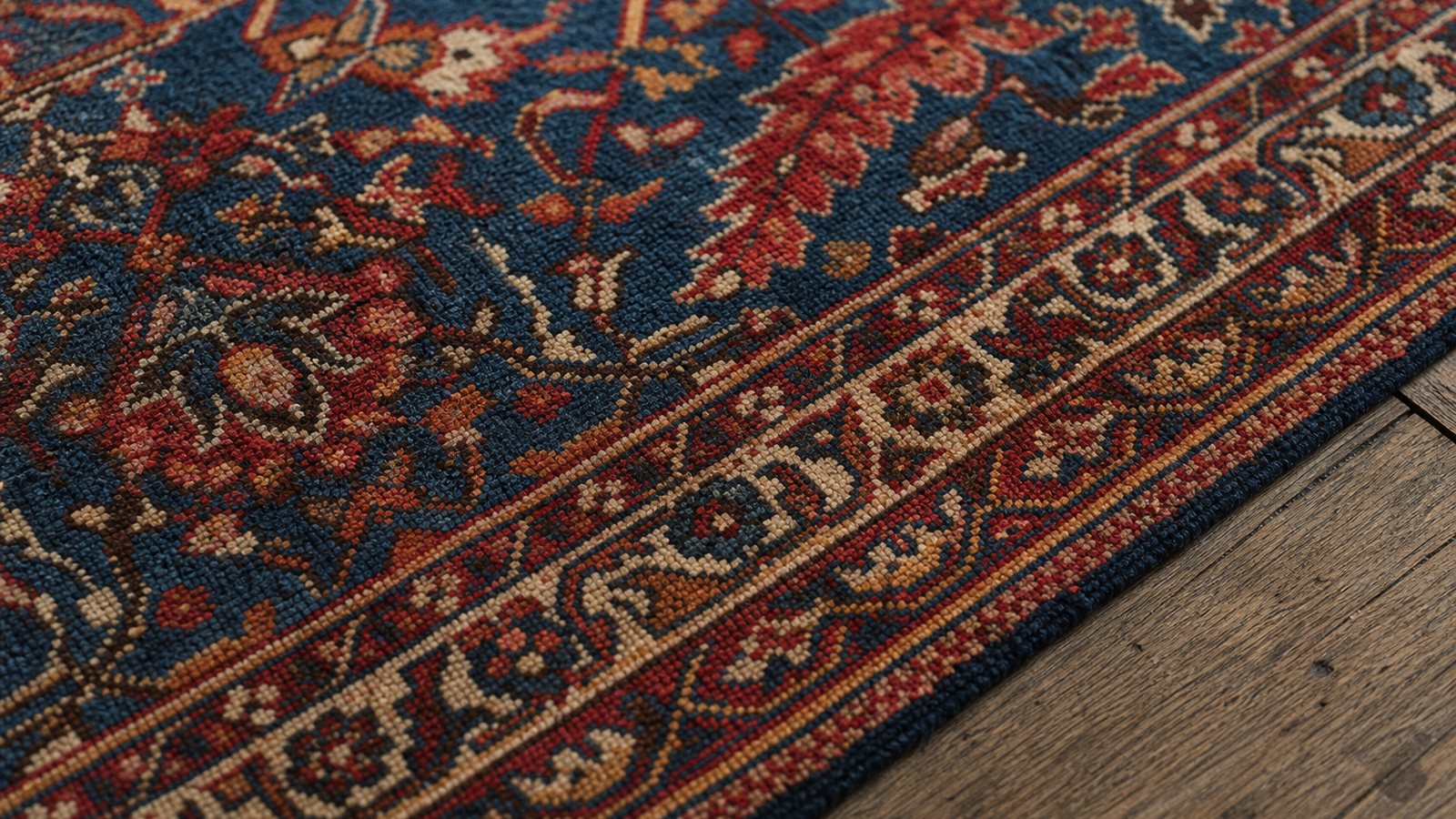 Detail d'un tapis melant laine mate et soie brillante captant la lumiere sous deux angles