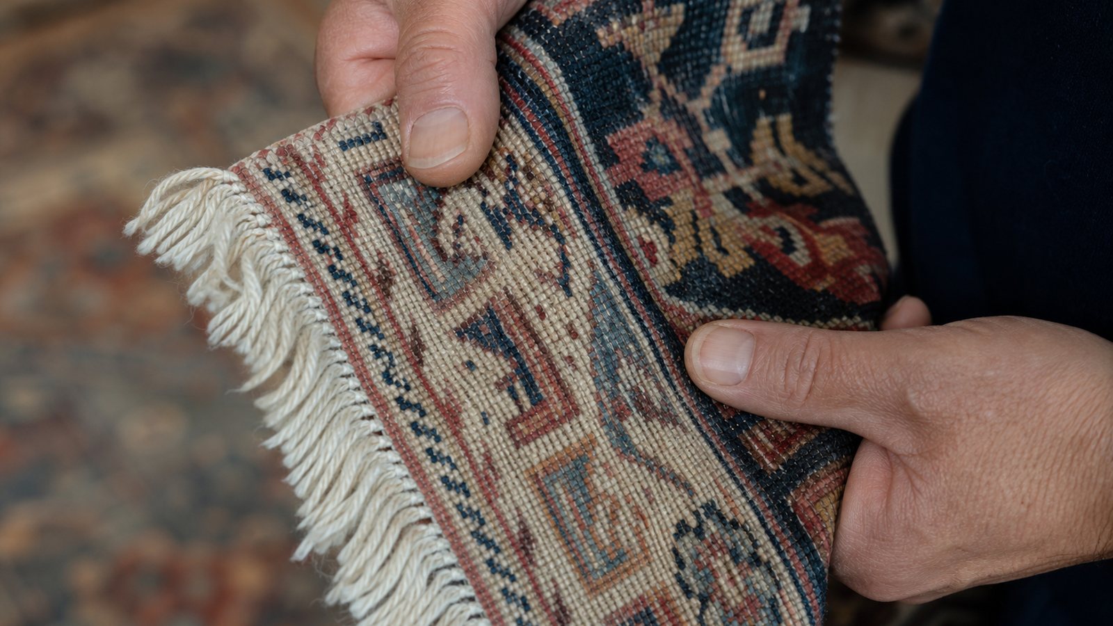 Envers d'un tapis persan montrant les noeuds serres a la main et un motif net